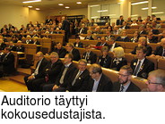 Auditorio tyttyi kokousedustajista.